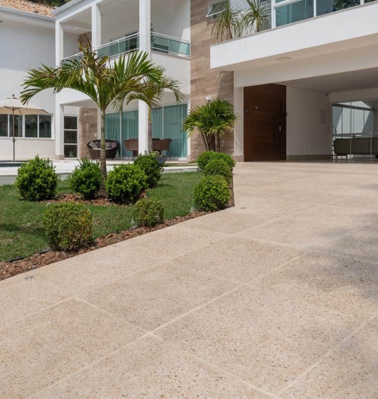 Piso pedrinhas aparentes